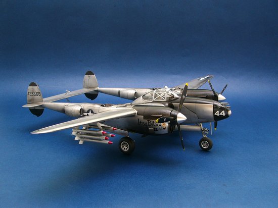 ak-interactive-lockheed-p-38-l-5-lo-lightning-1-32-kit-modello-aeronautico image 3