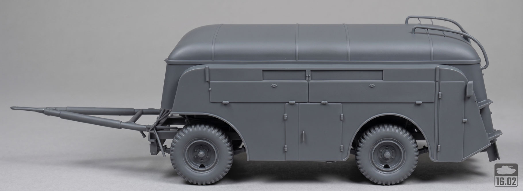 ak-interactive-flugbetriebsstoff-kesselwagen-anh-nger-sd-ah-454-1-35-kit-di-mode image 3