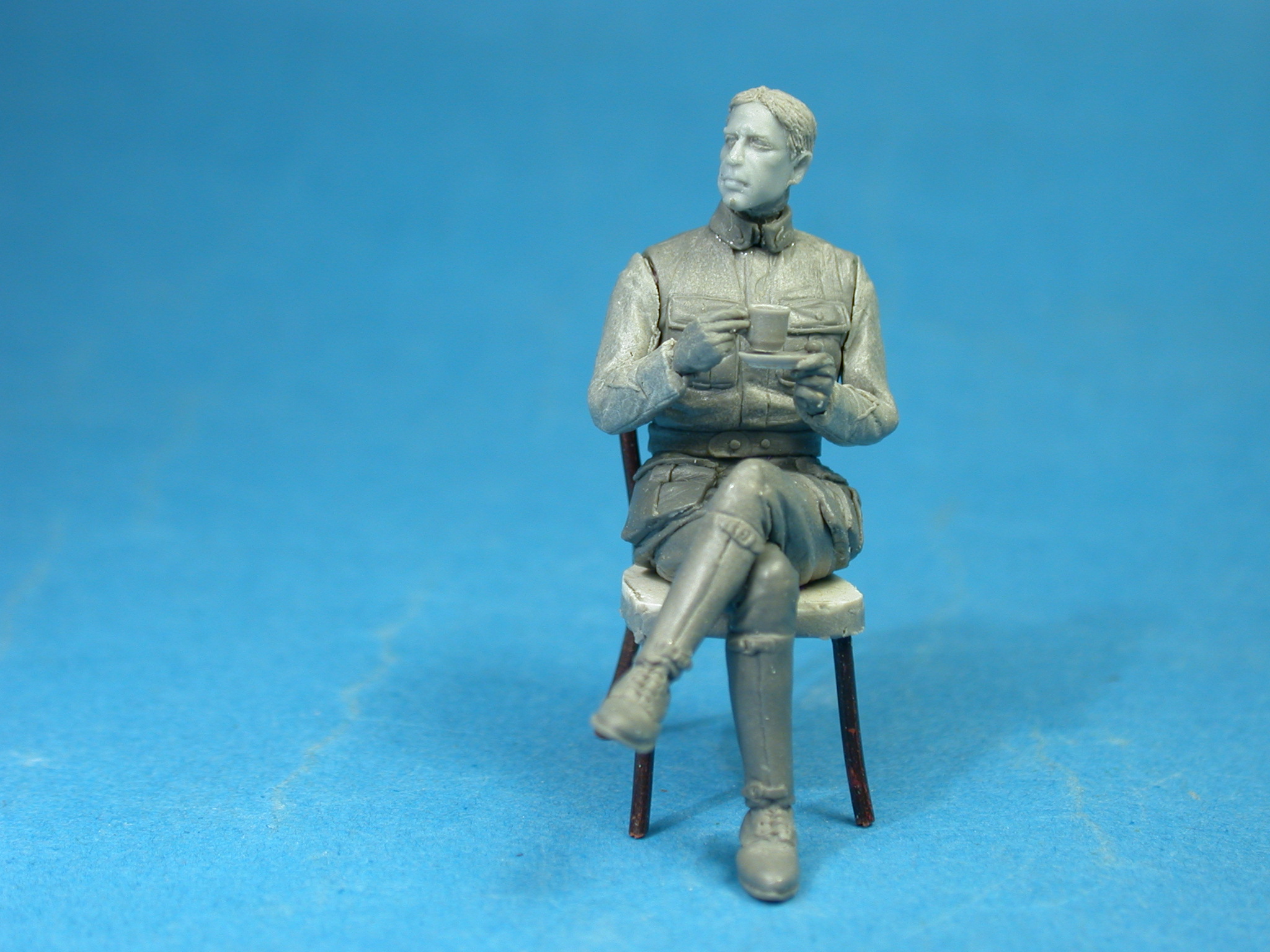 ak-interactive-french-airman-coffee-with-croissant-1-32-figura-da-dipingere image 2
