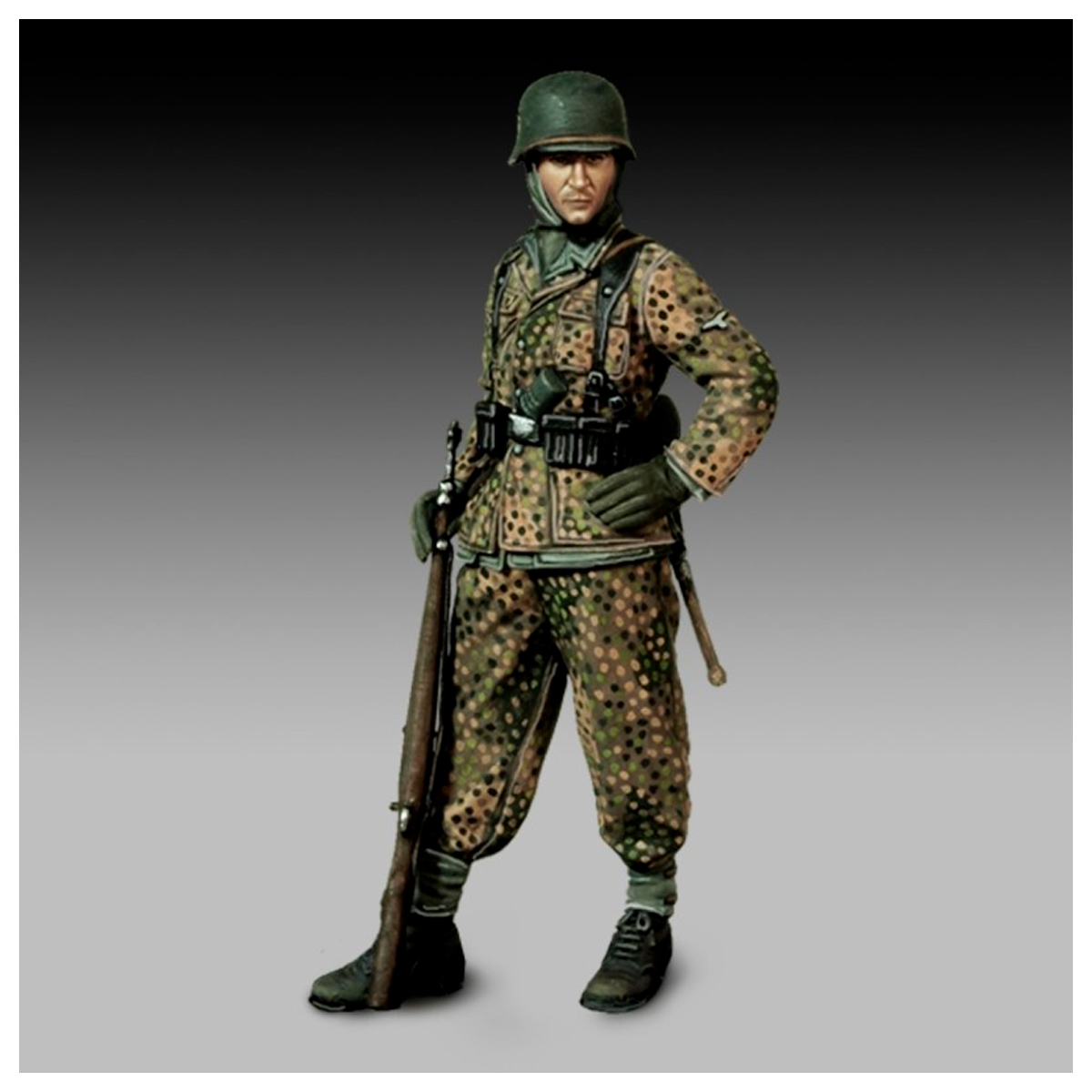 ak-interactive-waffen-ss-grenadier-with-rifle-wwii-1-72-2 image 1