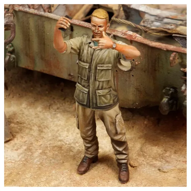 ak-interactive-selfie-soldier-1-35-figura-di-soldato-da-costruire-e-dipingere image 1