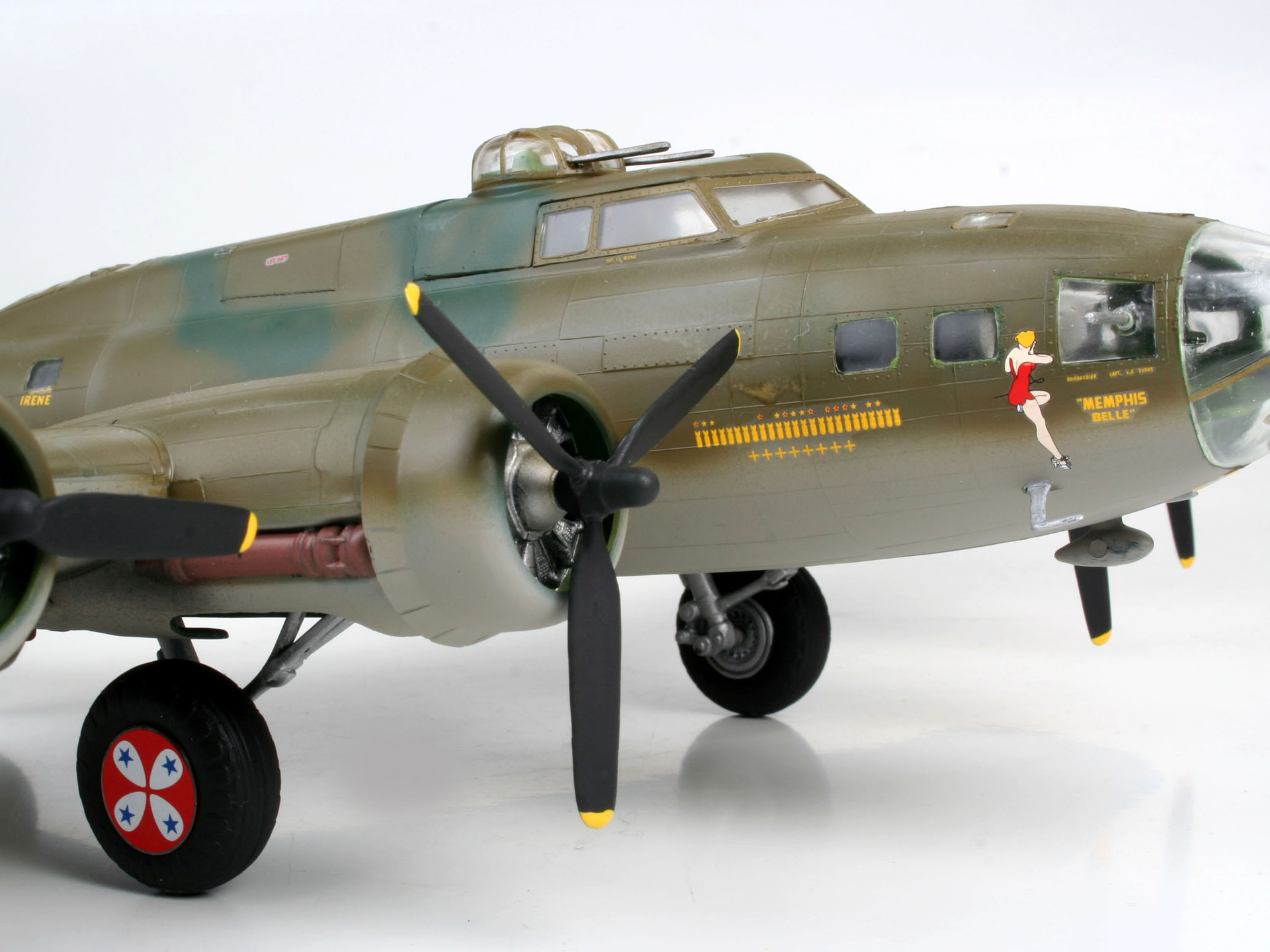 ak-interactive-b-17f-memphis-belle-1-48-kit-modellismo image 3