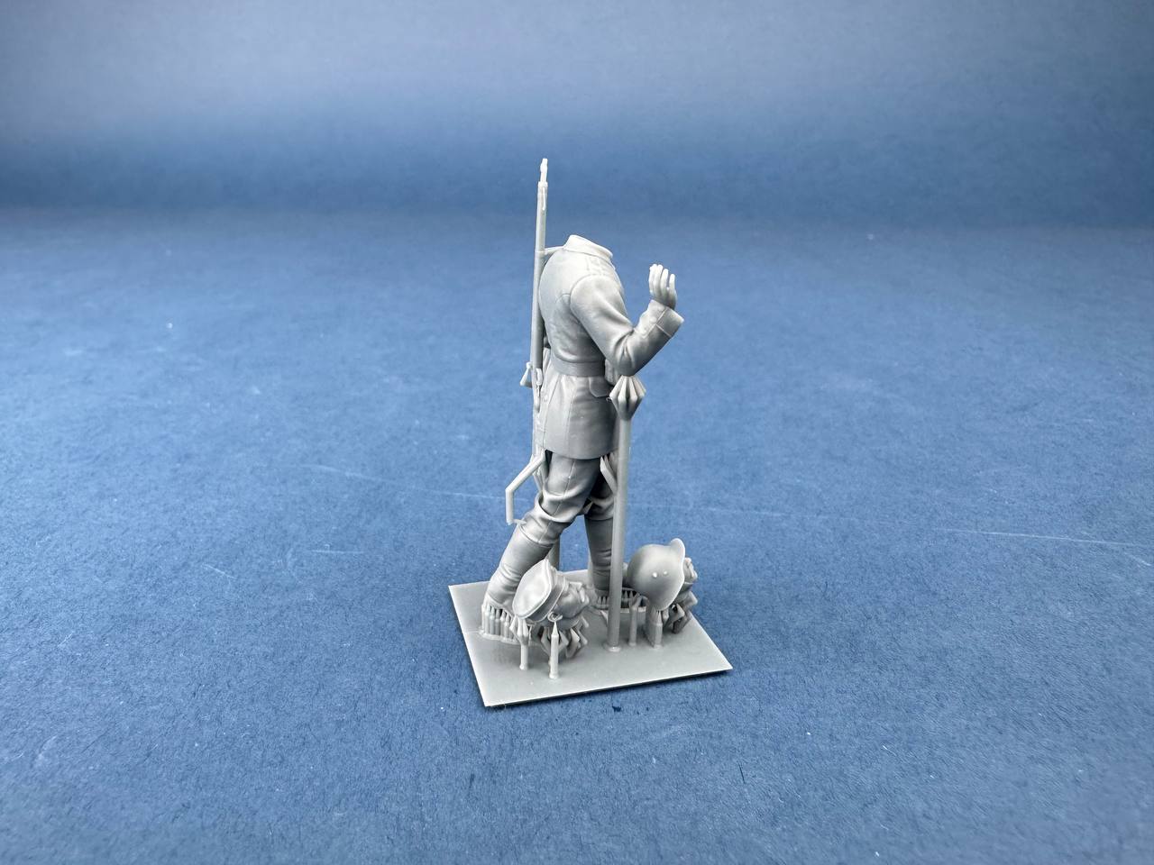 ak-interactive-1-35-german-cyclist-carrying-bicycle-figura-con-bicicletta image 2
