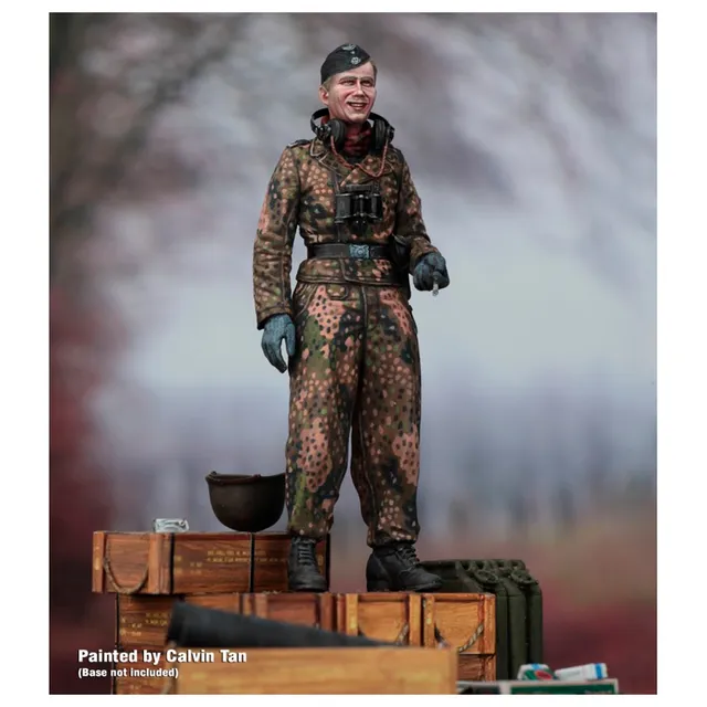 ak-interactive-german-tanker-ardennes-1944-in-scala-1-72-figura-da-dipingere image 1