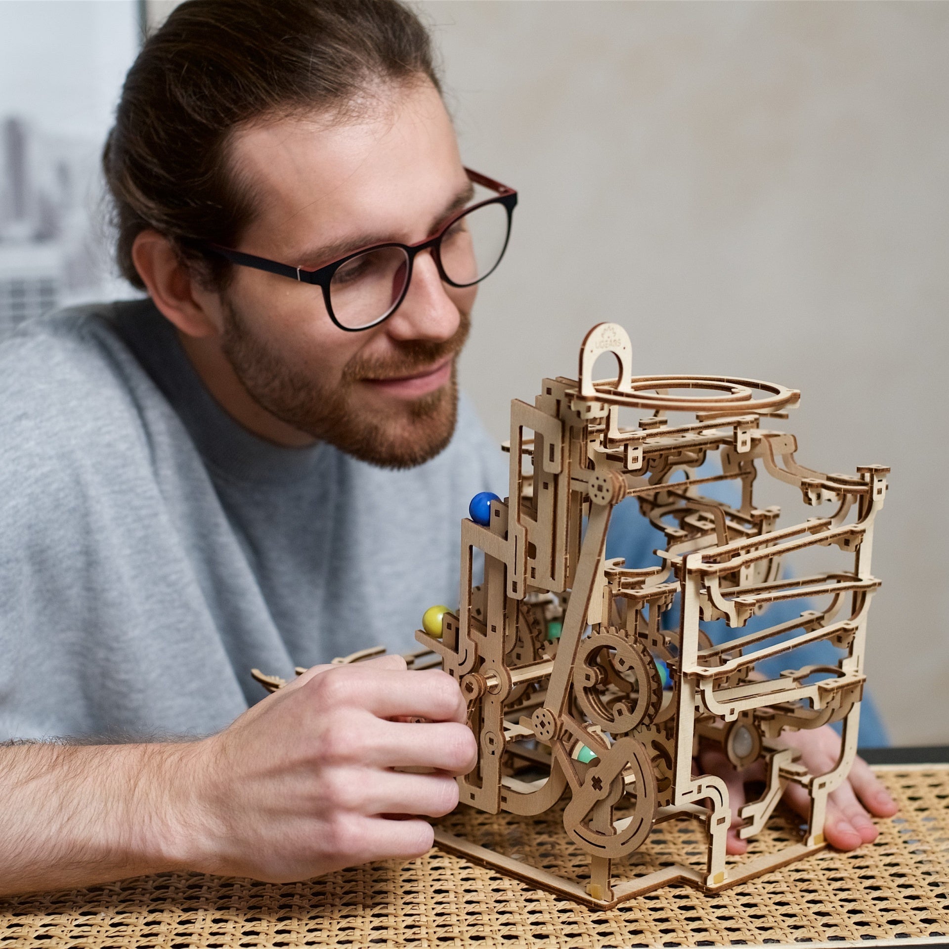 ugears-marble-run-tiered-hoist-percorso-biglie-in-legno-con-montacarichi-a-manov image 7