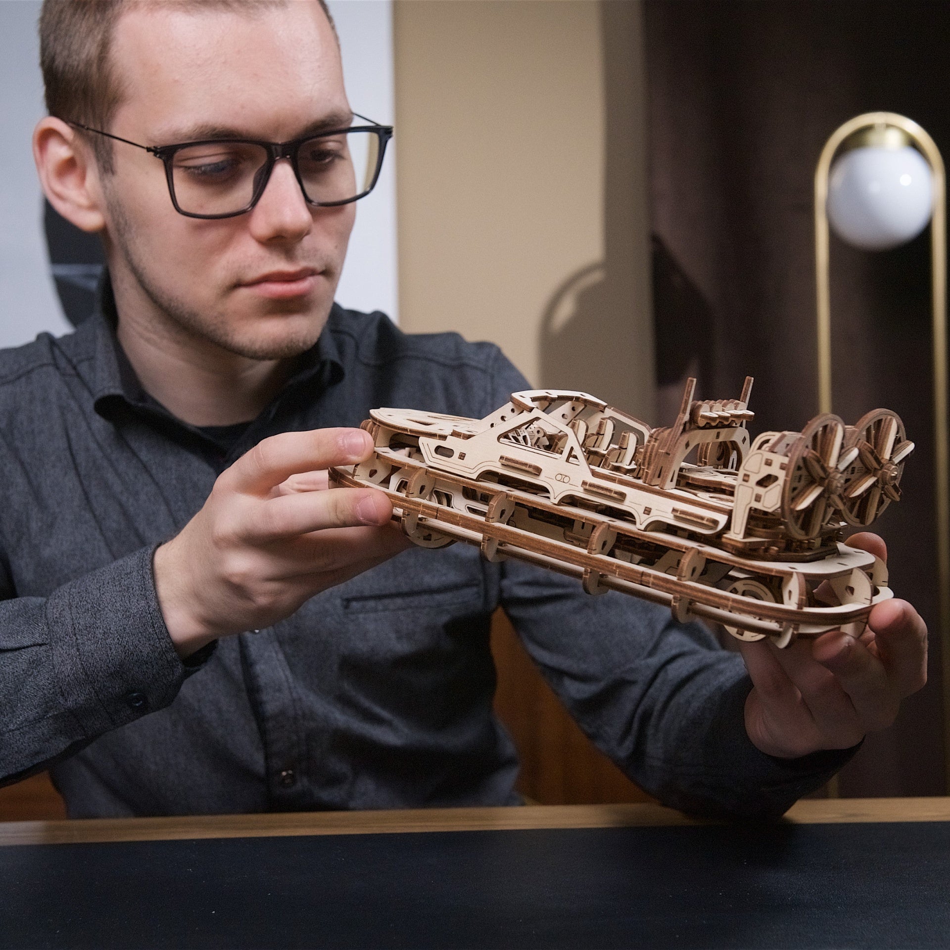 ugears-rescue-hovercraft-kit-di-modellismo-meccanico-in-legno image 7
