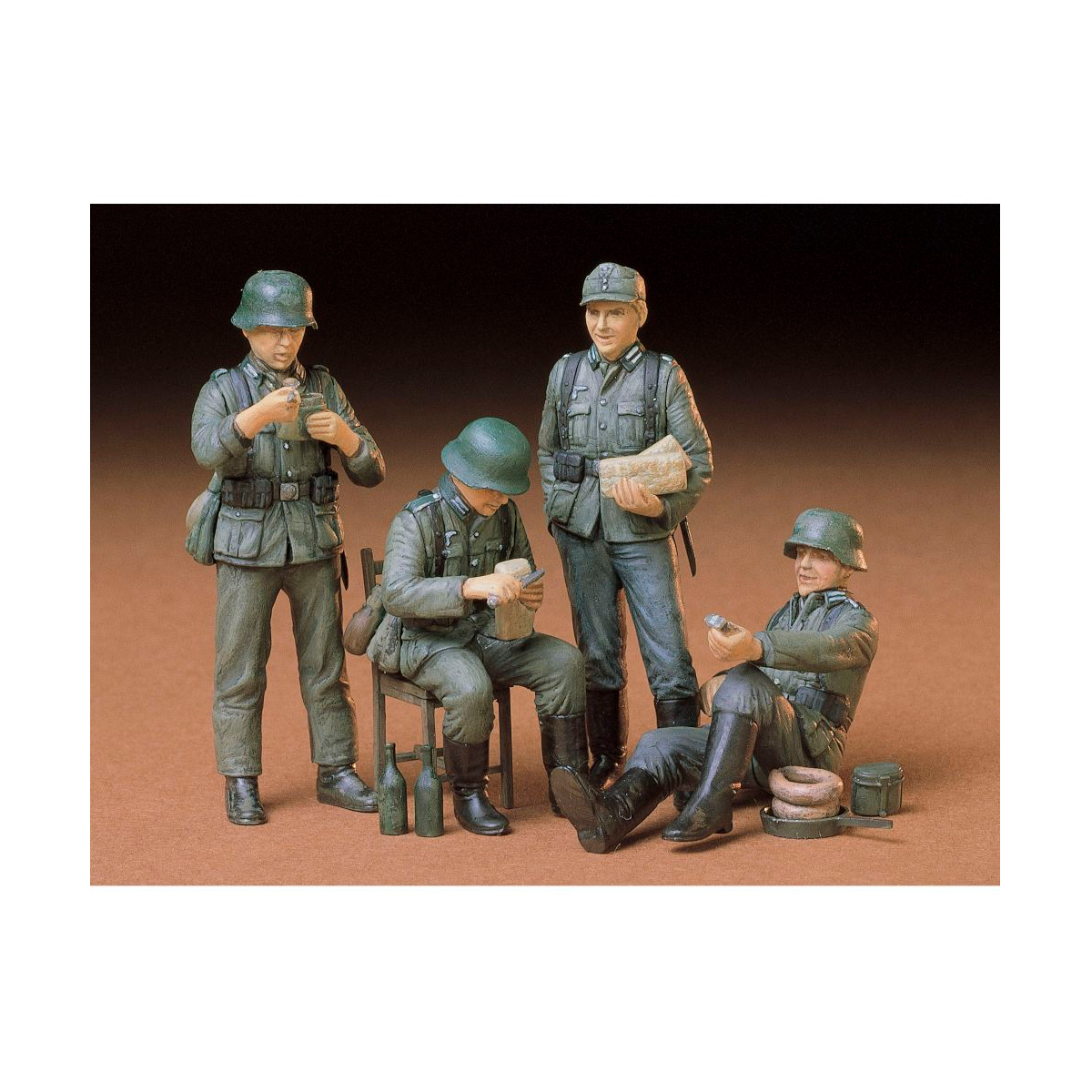 ak-interactive-1-35-german-soldiers-at-rest-4-figure-set-modellismo image 2